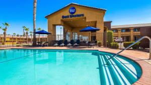 una piscina frente a un hotel Best Western en Best Western Heritage Inn, en Bakersfield