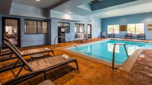 una piscina in una camera d'albergo con di Best Western Plus Barsana Hotel & Suites a Oklahoma City
