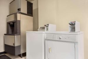 Dapur atau dapur kecil di Travelodge by Wyndham Winslow