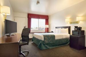Televisyen dan/atau pusat hiburan di Travelodge by Wyndham Winslow