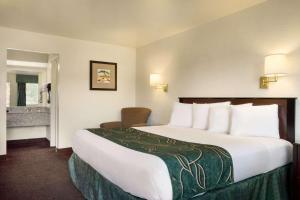 Katil atau katil-katil dalam bilik di Travelodge by Wyndham Winslow