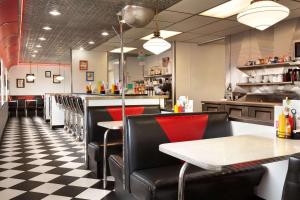 un restaurante con sillas negras y suelo a cuadros en Travelodge by Wyndham Milford, en Milford