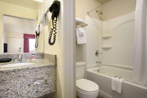 Bilik mandi di Travelodge by Wyndham Winslow