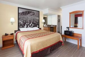 En eller flere senger på et rom på Super 8 by Wyndham Santa Clarita/Valencia