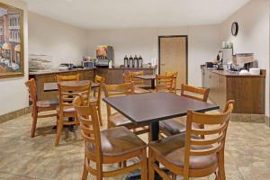 A restaurant or other place to eat at Microtel Inn & Suites Cheyenne
