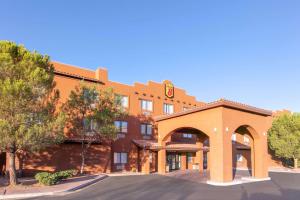 una representación de un hotel con un edificio en Super 8 by Wyndham Page/Lake Powell en Page