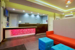 Posezení v ubytování Days Inn & Suites by Wyndham Port Arthur