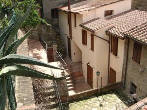 uma vista superior de um edifício com escadas e telhados em Casa Vacanze Del Pescatore em Passignano sul Trasimeno