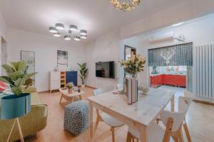 a living room with a table and some chairs at Xi’an Beilin·Xiaozhai· Locals Apartment 00178070 in Xi'an
