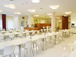 Reštaurácia alebo iné gastronomické zariadenie v ubytovaní Kolpinghaus Salzburg - SommerHOSTEL