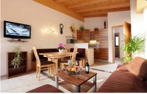 uma sala de estar com uma mesa e uma sala de jantar em Appartement Annemarie em Brixen im Thale