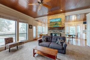 sala de estar con sofá y chimenea en Maverick Mountaintop Retreat, en Canyon Lake