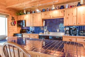 A kitchen or kitchenette at Angel Fire Big House