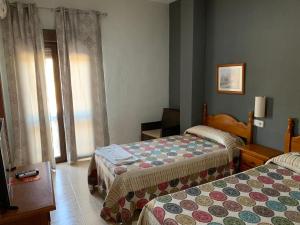 Hotel-Restaurante la Loma tesisinde bir odada yatak veya yataklar