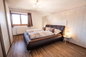 Łóżko lub łóżka w pokoju w obiekcie Apartments Wimpissinger