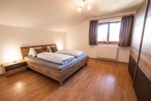 Łóżko lub łóżka w pokoju w obiekcie Apartments Wimpissinger