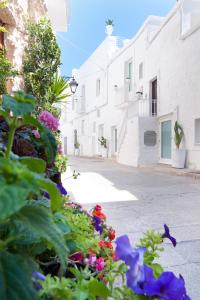 a street with flowers in front of a building at Hotel Don Ferrante in Monopoli