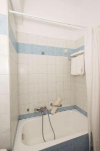 Ett badrum på Hotel Alexandros