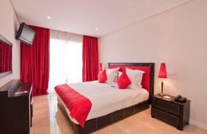 ヴィラモウラにあるアス カスカタス ゴルフ リゾート ＆ スパのベッドルーム1室(赤いカーテン付きの大型ベッド1台付) +44枚の写真