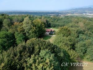 uma vista aérea de uma casa no meio das árvores em Ca' Viridi em Montebelluna