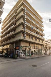 un grand bâtiment au coin d'une rue dans l'établissement Hotel Alexandros, à Vólos