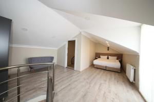 1 dormitorio con 1 cama y una escalera en una habitación en Corner Suite, en Estambul