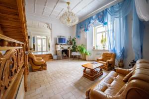 a living room with a couch and a fireplace at Gostevoy Dom Na Rybatskoy in Ryazan