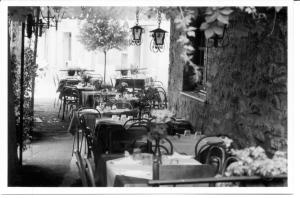 una foto en blanco y negro de un restaurante con mesas y sillas en Casa Vacanze Del Pescatore, en Passignano sul Trasimeno