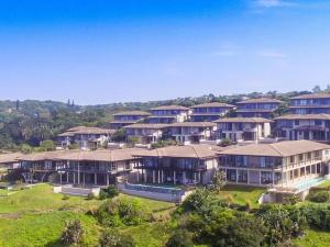 une vue aérienne sur un grand groupe de maisons dans l'établissement 25 Sovereign Sands, à KwaDukuza