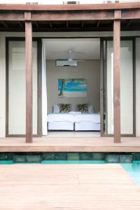ein Schlafzimmer mit einem Bett auf der Veranda eines Hauses in der Unterkunft 25 Sovereign Sands in KwaDukuza