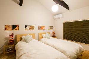 due letti uno accanto all'altro in una camera da letto di MACHIYA de HIGASHIYAMA a Kyoto