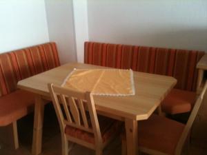 una mesa de madera y sillas con una servilleta. en Haus König en Obergurgl