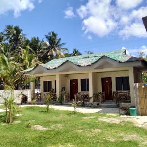 ein Haus mit grünem Dach in der Unterkunft Enrico's Guesthouse in Siquijor