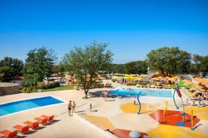 eine Aussicht auf einen Pool in einem Resort in der Unterkunft Camping Adria Mobile Homes Lanterna in Poreč