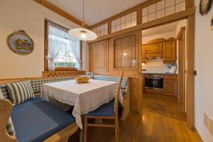 cocina con mesa y sillas en una habitación en LERCHER Anna Villa Lercher en San Candido