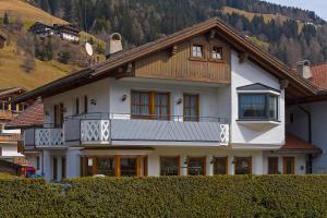 een groot huis met een balkon. bij LERCHER Anna Villa Lercher in San Candido