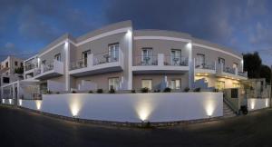 um grande edifício branco com luzes à frente em Hyperion Hotel em Myrties
