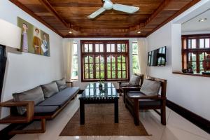 uma sala de estar com um sofá e uma mesa em P5 Angkor Residence em Siem Reap