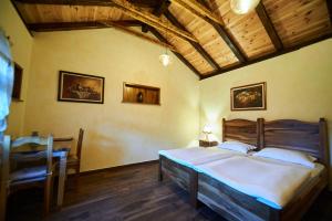 En eller flere senge i et værelse på Eco Resort Cermeniza + 50 billeder