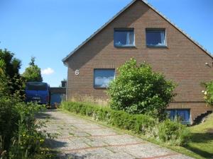 ein Backsteinhaus mit zwei seitlichen Fenstern in der Unterkunft Ferienwohnung Küssner in Kiel