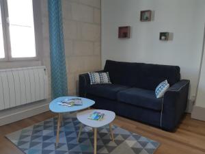 sala de estar con sofá y 2 mesas en Le Vaillant, appartement T2, proche gare, hyper-centre et marais, 1 à 2 personnes, WIFI, en Bourges