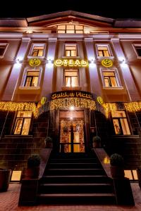 un edificio con un cartel en la parte delantera en Golden Plaza Hotel, en Tver