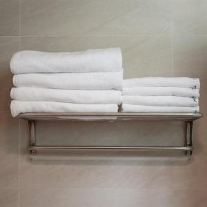 和平的住宿－松鶴山水 ，浴室毛巾架上的毛巾堆