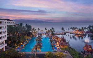 uma vista aérea da piscina no resort em Dusit Thani Hua Hin em Cha Am