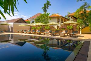 Swimming pool sa o malapit sa Heritage Suites Hotel