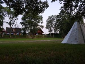コウチェボにあるZakatek Malaの遊び場付き白いテント