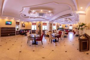 A restaurant or other place to eat at Golden Plaza Hotel