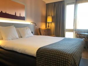 a hotel room with a large bed and a window at Hotel Birger Jarl in Stockholm