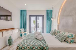 Łóżko lub łóżka w pokoju w obiekcie La Residencia Puerto Hotel & Spa
