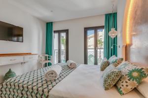 Łóżko lub łóżka w pokoju w obiekcie La Residencia Puerto Hotel & Spa